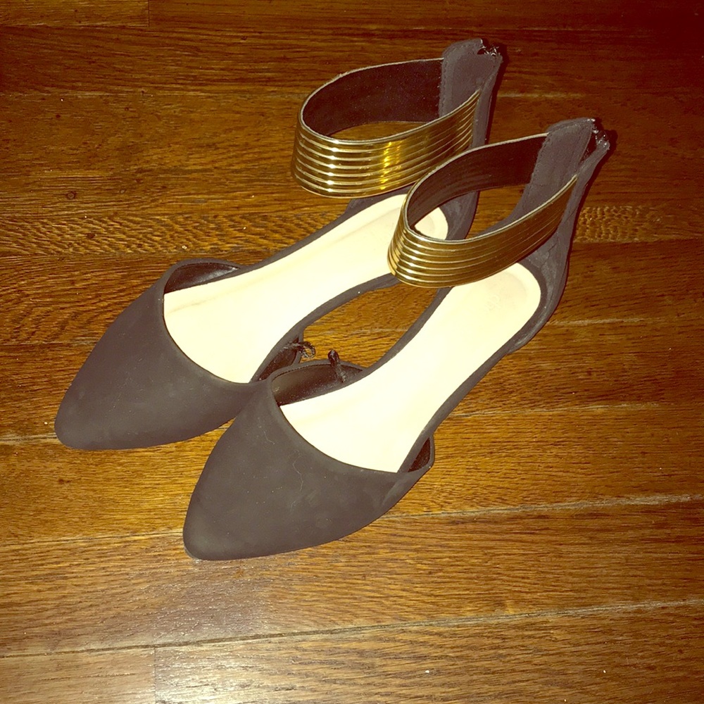 Black pointed flats w Gold ankle strap